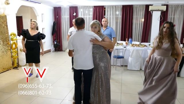ТАНЦІ НА ВИПУСКНОМУ У КОПАНКАХ - А БАБИ ЯК БАБИ. @VESILLYASHOW смотреть онлайн