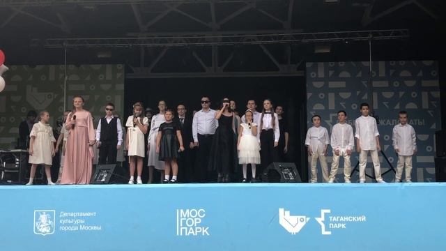 Воспитанники фонда Дианы Гурцкой исполняют песню "Крылья добра"! смотреть онлайн