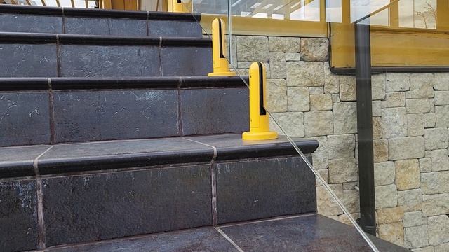 Монтаж лестничного стеклянного ограждения от разметки до финальной полировки смотреть онлайн