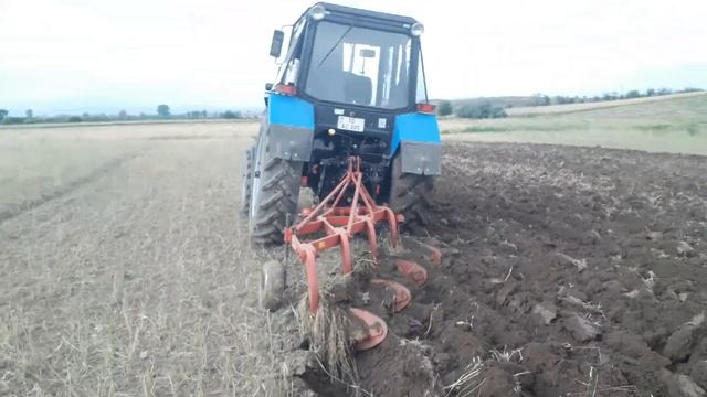 мтз 892 4.14 пашет поле лук котаном