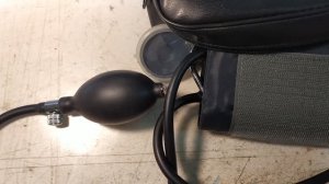 Тонометр механический. Груша не накачивает манжету