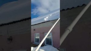 Уборка снега с крыши дома. Колхоз! 😄❗