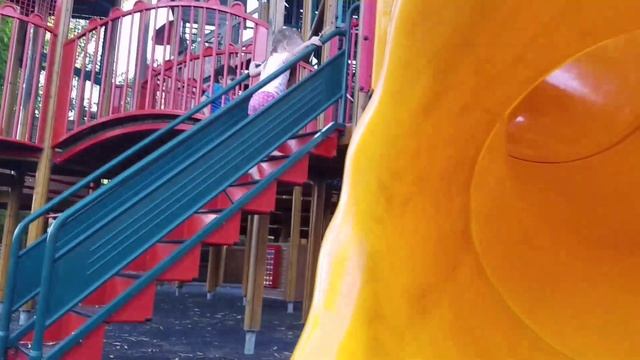 В ПАРКЕ РАЗВЛЕЧЕНИЙ 6 FLAGS смотреть онлайн