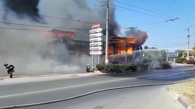 Только что сгорел автомобильный супермаркет «Алакоз» на ул. Хрусталева в Севастополе смотреть онлайн