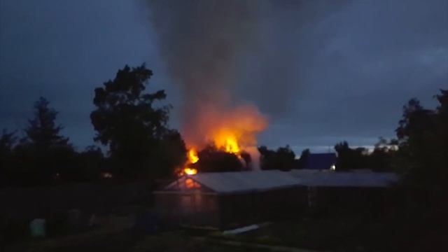 Две дачи сгорели в СНТ "Коммунальник" в Южно-Сахалинске смотреть онлайн