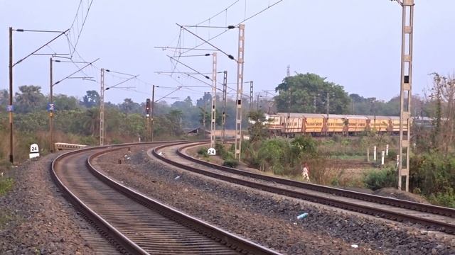 Amazing Scenario : ICF MEDHA EMU Livery & Yellow coach Intercity Express Skipping huge rail curve смотреть онлайн
