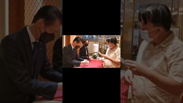 Cartier Hot Stamping Experience + Mini Trinity Ring Unboxing смотреть онлайн