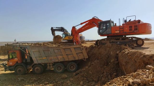 Hitachi Zaxis 650H Excavator Loading Trucks ||World Earthmovers|| смотреть онлайн