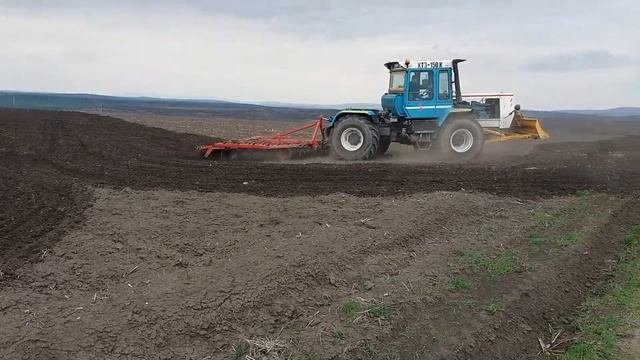 Култивация комбинатором и трактором ХТЗ смотреть онлайн