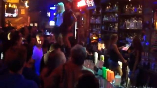 Coyote Ugly Bar Girls Dancing, Prague смотреть онлайн