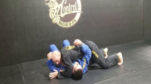 Weight Distribution from Side Control (Control Jiu-Jitsu Technique of the Week) смотреть онлайн