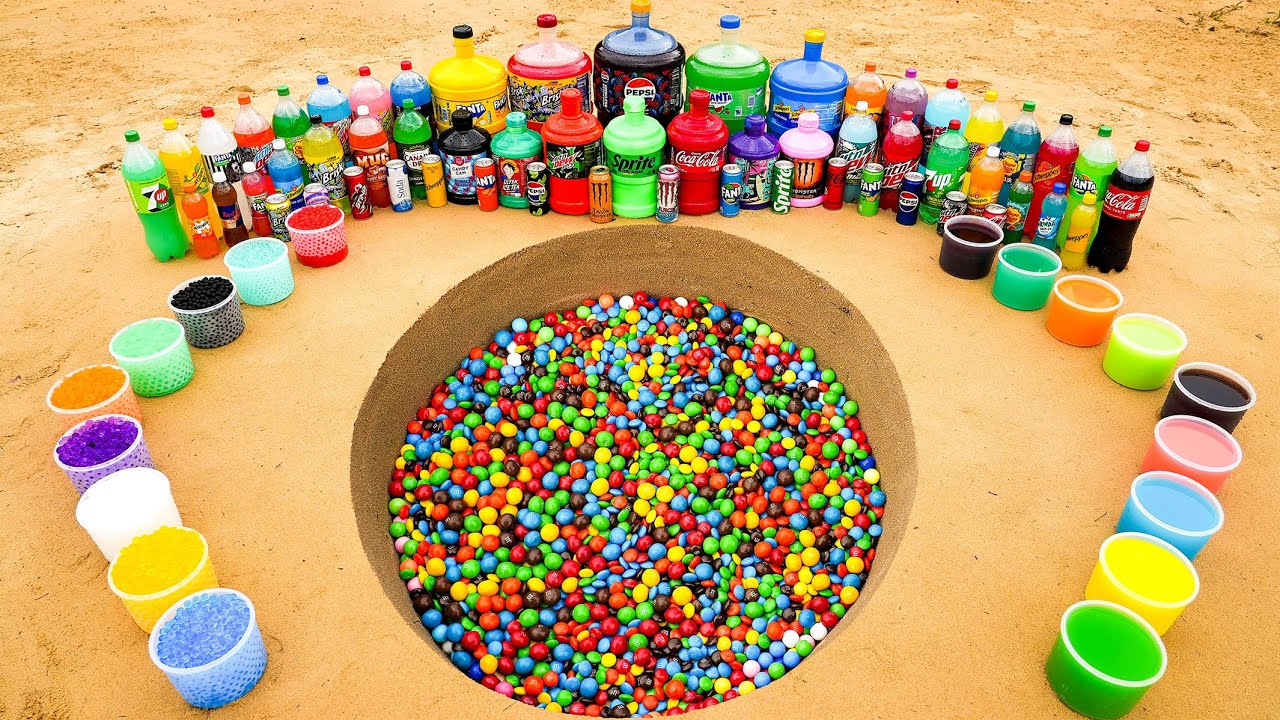 M&M против гигантских Pepsi, Coca Cola, Fanta, Mtn Dew, Monster, Schweppes и Mentos Underground смотреть онлайн