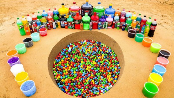 M&M против гигантских Pepsi, Coca Cola, Fanta, Mtn Dew, Monster, Schweppes и Mentos Underground
