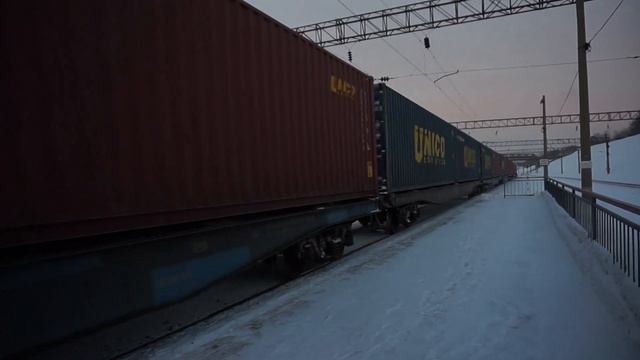 Тепловоз 2ТЭ10М-2360 с контейнерным поездом. смотреть онлайн