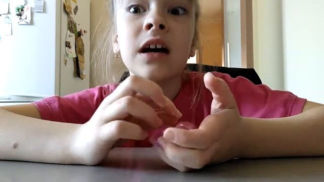 Маша Розочка делает обзор на розового лизуна смотреть онлайн