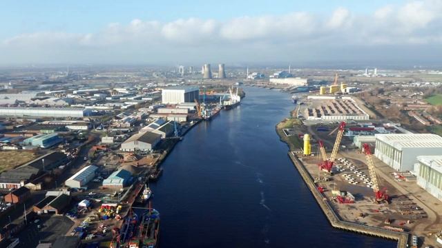 A Gondola Carrying Bridge - Tees Transporter Bridge, Middlesbrough by drone - DJI Mavic 2 Pro смотреть онлайн