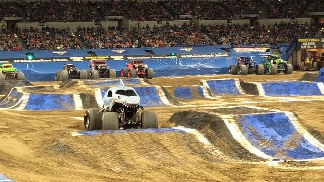 Monster Jam Indy 2019 Two-wheel competition Megalodon смотреть онлайн