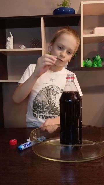 Как сделать ФОНТАН из КОЛЫ и mentos? #эксперименты #подписка смотреть онлайн