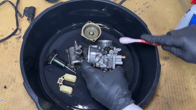 Cleaning the carburetor in a 150cc GY6 Chinese scooter смотреть онлайн