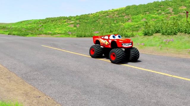 Цветные машинки Маккуина на фоне молний преодолевают препятствия смотреть онлайн