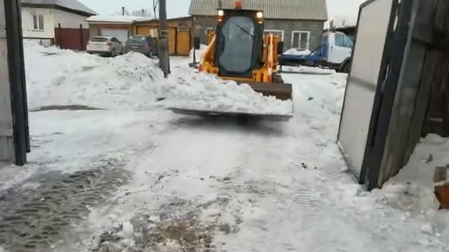 Уборка снега мини - погрузчиком смотреть онлайн