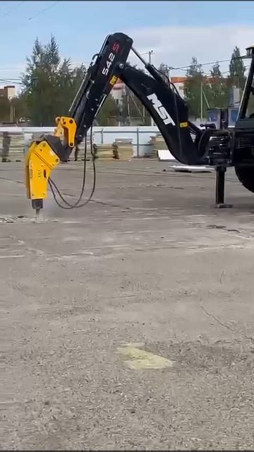 Гидромолот Exten R500 на экскаваторе-погрузчике MST. Гидромолот от производителя Экстэн. смотреть онлайн