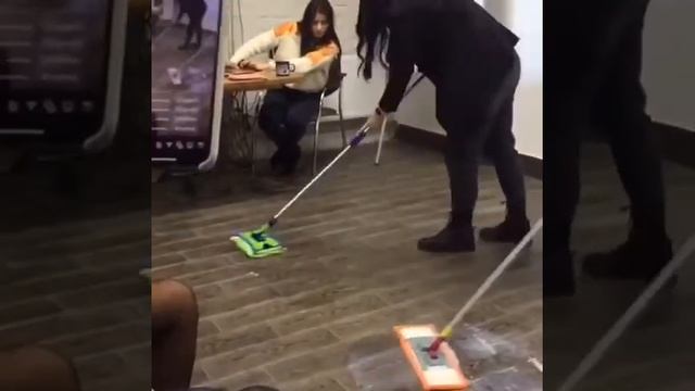 УНИВЕРСАЛЬНАЯ ШВАБРА С ДВУМЯ НАСАДКАМИ AQUAMATIC MOP