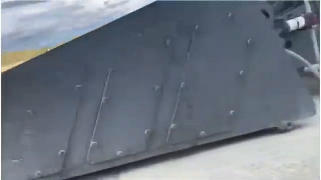 Щетка с бункером и системой орошения Exten EC1800WFT на мини-погрузчике New Holland смотреть онлайн