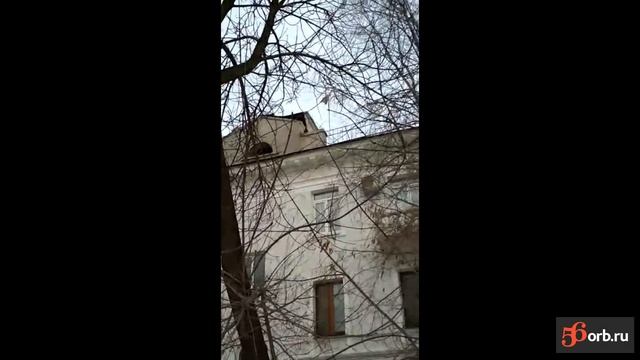 Ветер отрывает листы кровли на ул. Богдана Хмельницкого смотреть онлайн