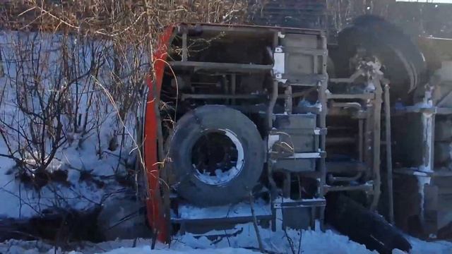 Рейсовый автобус перевернулся возле Уптара. Есть пострадавшие