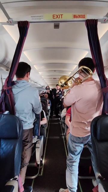 Пассажиры устроили концерт прямо на рейсе «Уральских авиалиний» смотреть онлайн