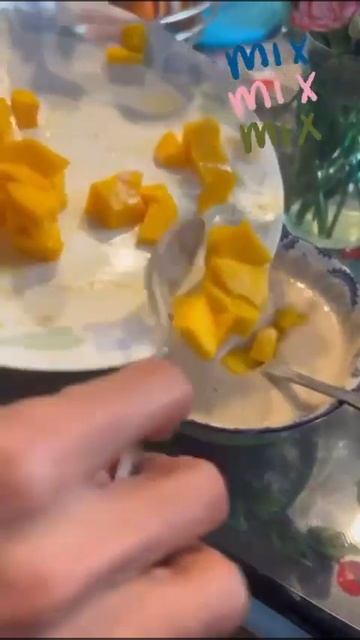 A healthy drink with chia seeds, walnuts, dates, banana & mango смотреть онлайн