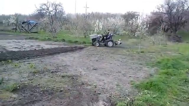 Саморобний трактор с двигателем заз.коробка ваз.мост москвич.Пахота,первое испытание!!!! смотреть онлайн
