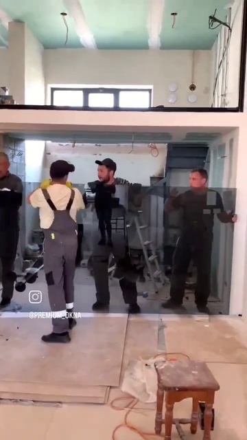 Монтаж перегородки с большим закалённым стеклом #стекло #перегородка #дизайн #архитектура #окна смотреть онлайн