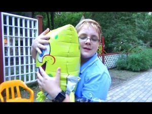 ВЛОГ Лева и Алиса гуляют в Парке Победы Лева ест шаурму и катается на веломобиле