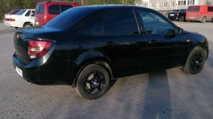 Автомобиль Лада Гранта меняем колёса,ставим литые диски 2025 год,плохая погода