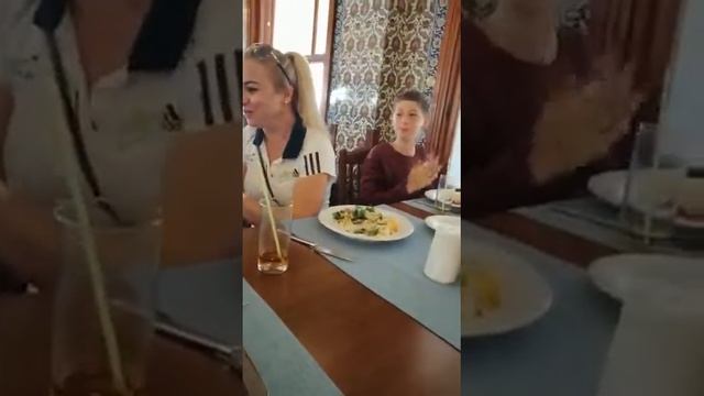 Я и Омар в ресторане кушаем. Мима Клуб - 2019 смотреть онлайн