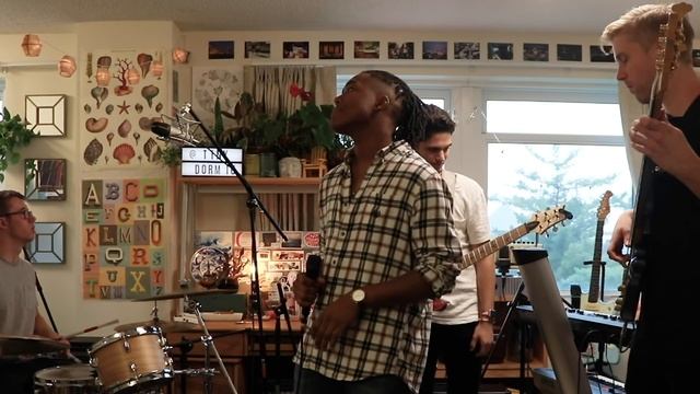 Tiny Dorm Concerts: Side Hustle смотреть онлайн