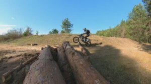 Как переезжать бревна на эндуро. 2 способа для новичка.