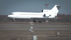 Белый Як-42 RA-42427 "Ижавиа" посадка + Радиэфир