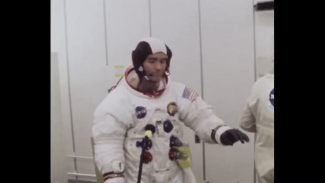 Apollo 13 - Najbardziej nierutynowa misja w historii - Część 1 смотреть онлайн