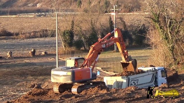 Hitachi ZX240 Bagger Removing Topsoil and MB Actros Trucks