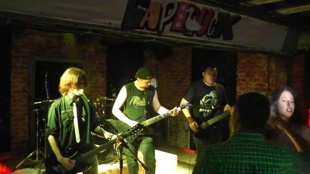 БЕЗ ПОНТОВ - "Невеста палача" (cover Король и Шут) Бар "Бардак" г.Смоленск смотреть онлайн