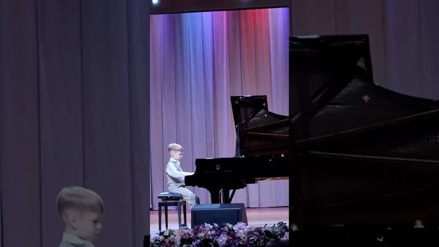 Маленький мальчик и рояль