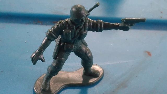 Rambo looking plastic army men and a Saving Private Ryan looking Soldier смотреть онлайн