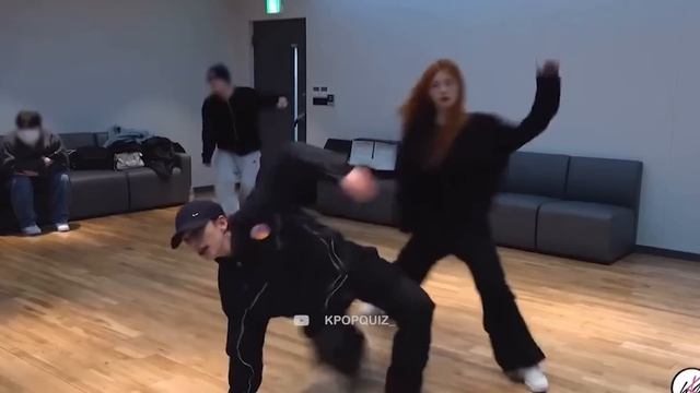 HYUNJIN DE STRAY KIDS ES REGAÑADO POR YEJI DE ITZY DURANTE ENSAYO DE PLAY WITH FIRE смотреть онлайн