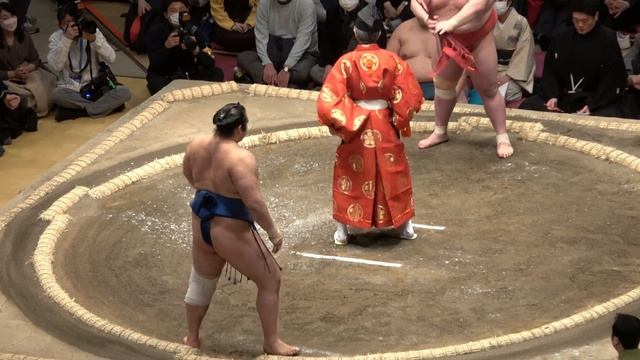 January 2022 Sumo, Day 8: What does a wrestler's face tell us? смотреть онлайн