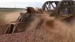 траншейная машина БТМ-3 на работе