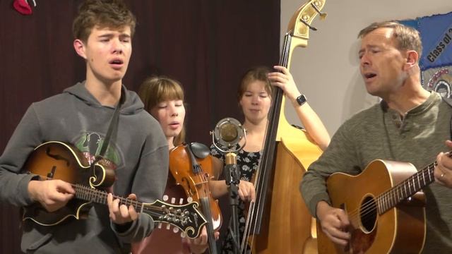 Live Music with the Amundson Family смотреть онлайн