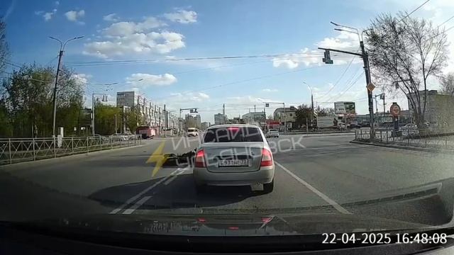 Момент ДТП на Пушкарева   Мотоциклист влетел в машину МЧС